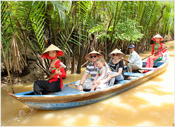 Chèo xuồng ba lá trên rạch dừa nước tại Cồn Thới Sơn
